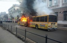 В центре Тернополя посреди дня загорелся троллейбус (фото, видео)
