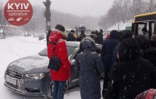 У Києві автоледі на Audi в'їхала у зупинку громадського транспорту (фото)