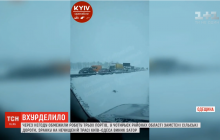 В Одесской области из-за снегопада образовалась многокилометровая пробка (видео)