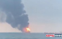 Танкери, які горять у Чорному морі, зносить до Кримського мосту