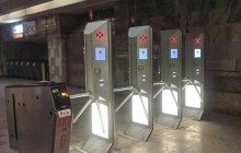 У київському метро встановили турнікети-велетні (фото)