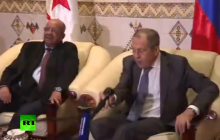 Лавров "привітався" з мікрофоном (відео)