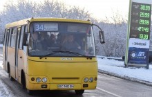 У Києві водій "ремонтував" маршрутку за допомогою цеглини (відео)