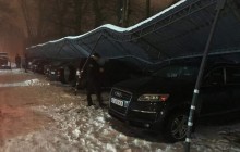 В Днепре крыша платной парковки рухнула на элитные авто
