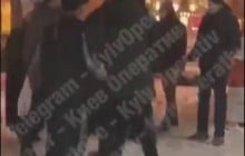 "Ми чеченці - не знаєте, з ким зв'язалися": у центрі Києва юрба підлітків накинулася на одного лежачого (відео)