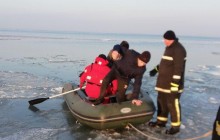 В акватории под Одессой спасли детей, попавших в ловушку на дрейфующей льдине (фото)