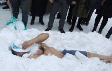 У Тернополі чоловік для встановлення рекорду пролежав голим під снігом понад 20 хв (фото, відео)