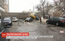 В Киеве фура сломалась на дороге, заблокировав движение на полтора часа (видео)