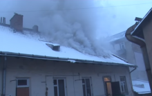 "С крыши выбивался дым": в центре Львова произошел пожар (видео)