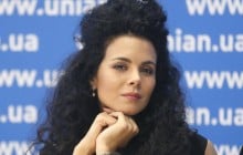 Настя Каменских с приоткрытым ртом эротично наклонилась перед Потапом