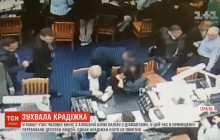 В Израиле мужчина незаметно вынес из алмазной биржи чемодан с бриллиантами (видео)