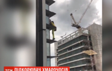 "Человек-паук": на Филиппинах француз по стенам залез на 47-этажное здание (видео)