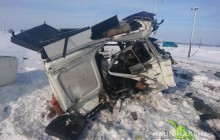 Під Харковом вантажівка влетіла в потяг (фото)