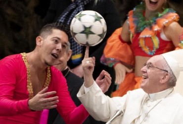 Папа Римський показав трюк з м'ячем на пальці (відео)