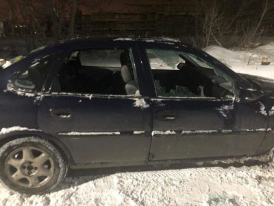 The attackers damaged the journalists' car with an ax / facebook.com/bochkala The attackers damaged the journalists' car with an ax / facebook.com/bochkala