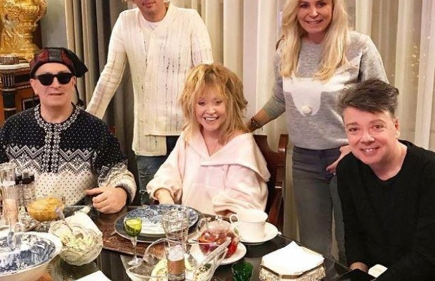 Алла Пугачова вразила мережу зовнішнім виглядом за новорічним столом (фото)