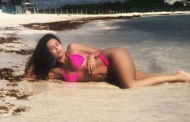 "Соковиті форми": Настя Каменських в купальнику показала гарячі фото