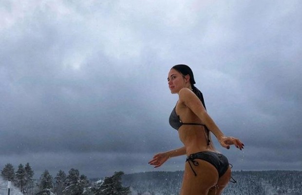 Віка з «НеАнгелів» позувала у бікіні на морозі (фото)