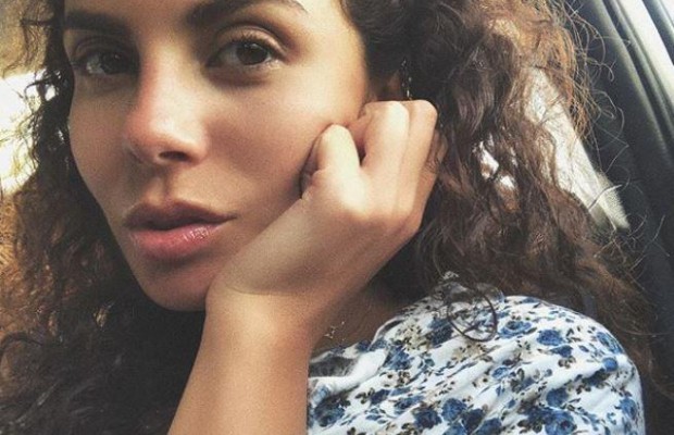 Фламинго или цапля в короне? Настя Каменских поделилась с поклонниками новой позой (фото)