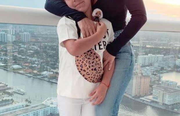 Ани Лорак "поймали" с мужем и дочкой на курорте в США (фото)