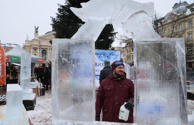 Во Львове стартовал конкурс ледяных скульптур (фоторепортаж)