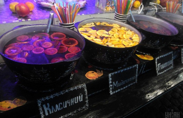 На фестивале глинтвейна сварили более 100 литров напитка по разным рецептам (видео)