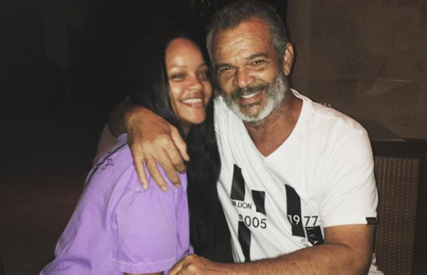 Ріанна подала до суду на власного батька через використання прізвища