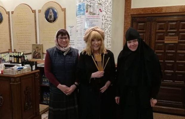 Алла Пугачова без макіяжу з'явилася в дивному головному уборі в церкві (фото)