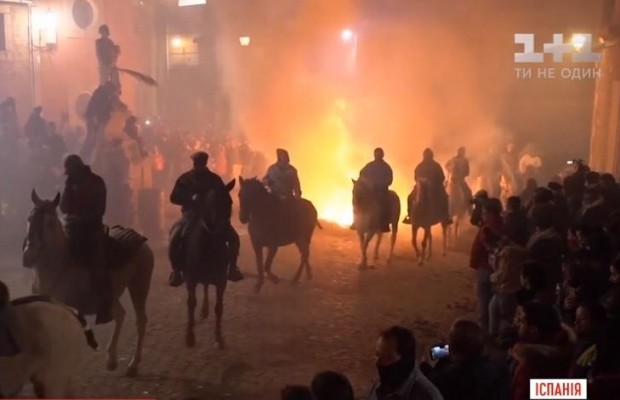 В Іспанії на щорічному фестивалі вершники разом з кіньми стрибали через "очищувальний" вогонь (відео)