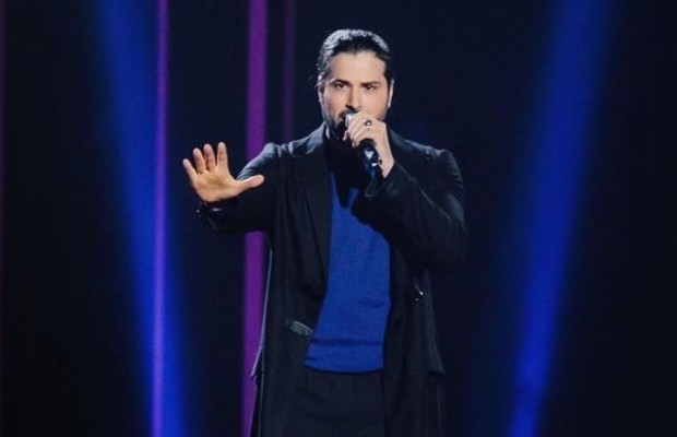 "Голос країни 9": відомий співак змінив ім'я та "розвернув" всі чотири суддівських крісла (відео)