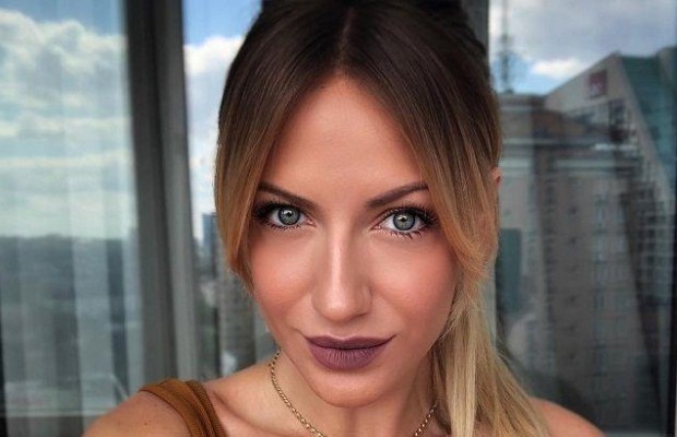 Скандальна учасниця "Танців з зірками" похвалилася своїми формами в мініатюрному купальнику (фото)