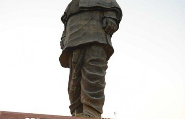 В Индии из водоема возле самой высокой статуи мира вывозят крокодилов для удобства туристов