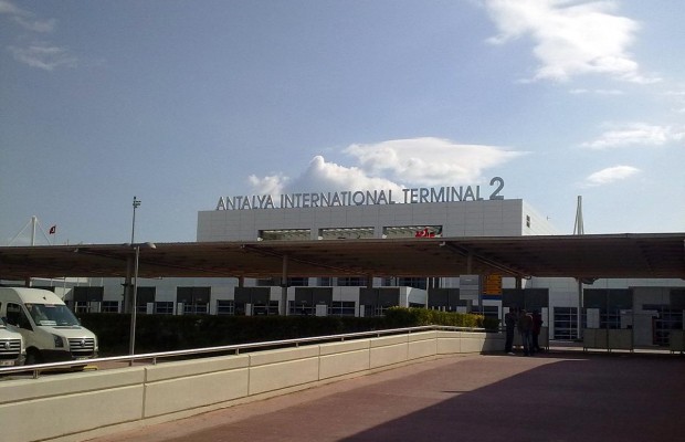 Українські туристи застрягли в Анталії: консульство з'ясує причини затримки рейсу в Одесу