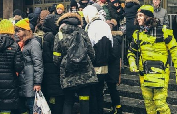 Гігантська черга та жовтий скотч: центр Києва заповнили шанувальники Twenty One Pilots (фото, відео)