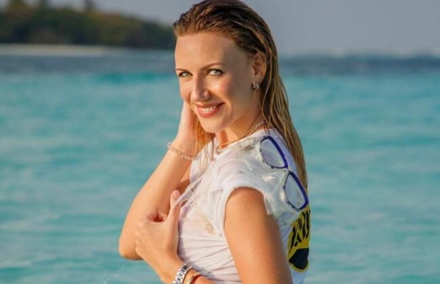 "Мечта сбылась": скандальная Леся Никитюк в коротком платье с корсетом ушла под воду на Мальдивах (фото)