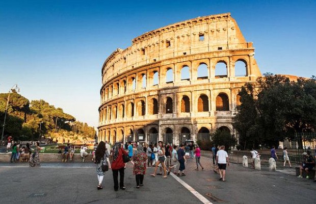 "Парень на прокат": в Риме турагентство предлагает взять в аренду красавчика для Instagram