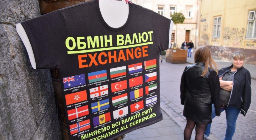 В Україні продовжує дешевшати долар