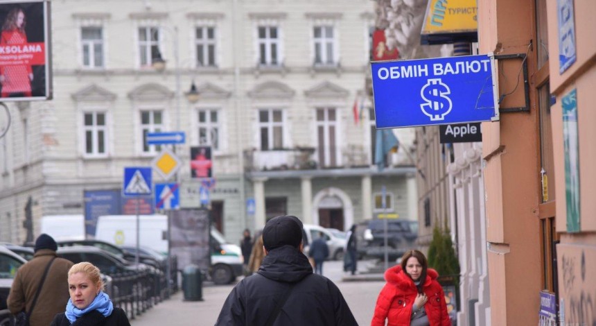 В Украине к концу недели перестал дорожать доллар: курс в обменники