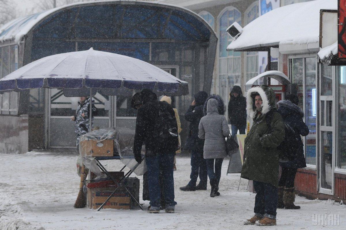 У Києві в районі станції метро Лук'янівська біля МАФів знайшли тіло чоловіка / фото УНІАН У Києві в районі станції метро Лук'янівська біля МАФів знайшли тіло чоловіка / фото УНІАН