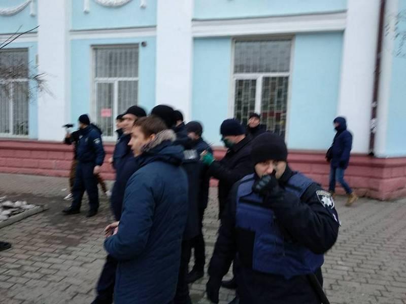 Активісти заблокували вхід і кандидат в президенти від "Опоблока" потрапити всередину будівлі не зміг / Тwitter «Х. Бердянськ» Активісти заблокували вхід і кандидат в президенти від "Опоблока" потрапити всередину будівлі не зміг / Тwitter «Х. Бердянськ»