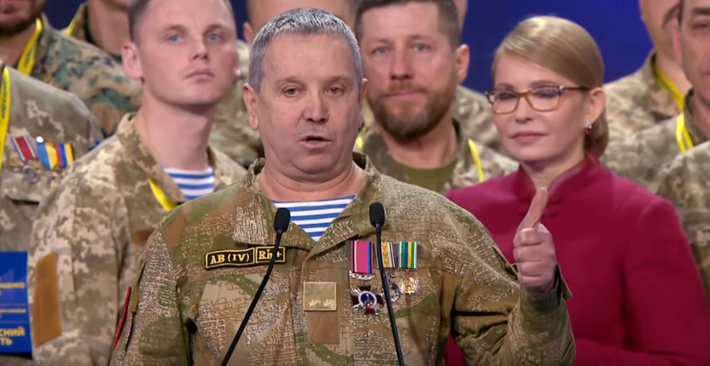 Під час своєї промови Юлія Тимошенко запросила всіх військових, присутніх у залі, і Кіборгів в тому числі, на сцену / скриншот Під час своєї промови Юлія Тимошенко запросила всіх військових, присутніх у залі, і Кіборгів в тому числі, на сцену / скриншот