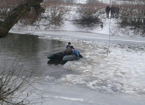 В Волынской области на льдине обнаружили тело первоклассника / фото vl.dsns.gov.ua В Волынской области на льдине обнаружили тело первоклассника / фото vl.dsns.gov.ua