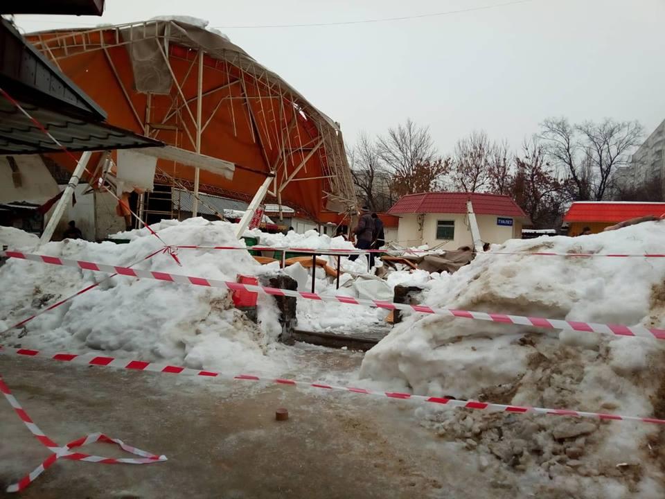 В Харькове на рынке обвалился торговый павильон / фото objectiv.tv В Харькове на рынке обвалился торговый павильон / фото objectiv.tv