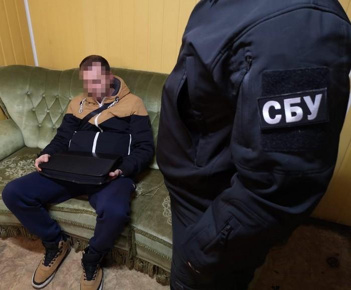 Зловмисник хотів повернути конфісковані на митниці 160 коробів цигарок / фото ssu.gov.ua Зловмисник хотів повернути конфісковані на митниці 160 коробів цигарок / фото ssu.gov.ua