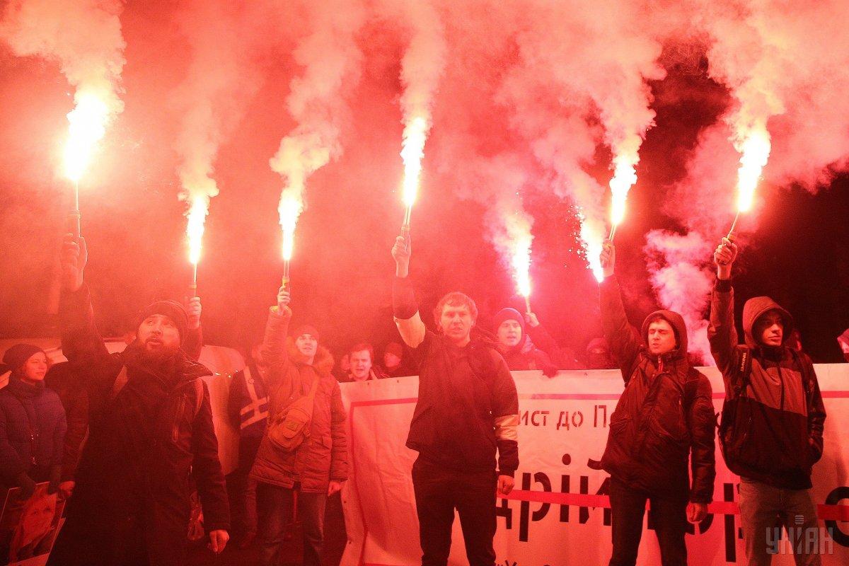 Activists lit about 10 flares amid the rally / Photo from UNIAN Activists lit about 10 flares amid the rally / Photo from UNIAN