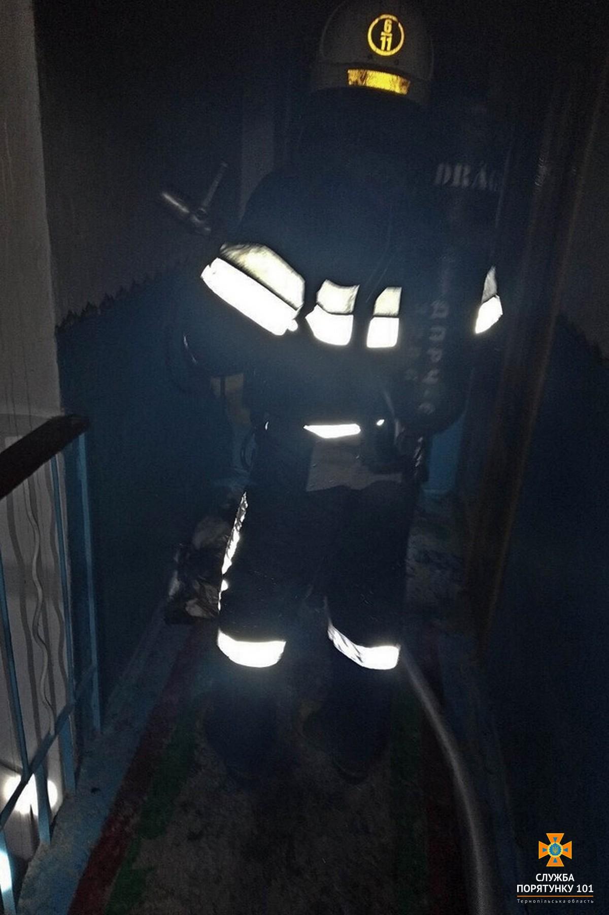 На Тернопільщині через пожежу в багатоповерхівці серед ночі евакуювали 10 осіб (фото) На Тернопільщині через пожежу в багатоповерхівці серед ночі евакуювали 10 осіб (фото)