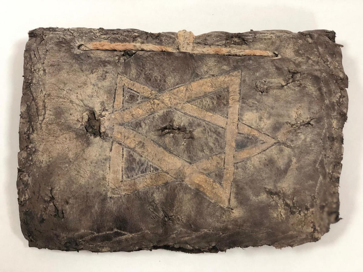 1200-летняя Библия имеет кожаный переплет и золотое тиснение \ aa.com.tr 1200-летняя Библия имеет кожаный переплет и золотое тиснение \ aa.com.tr