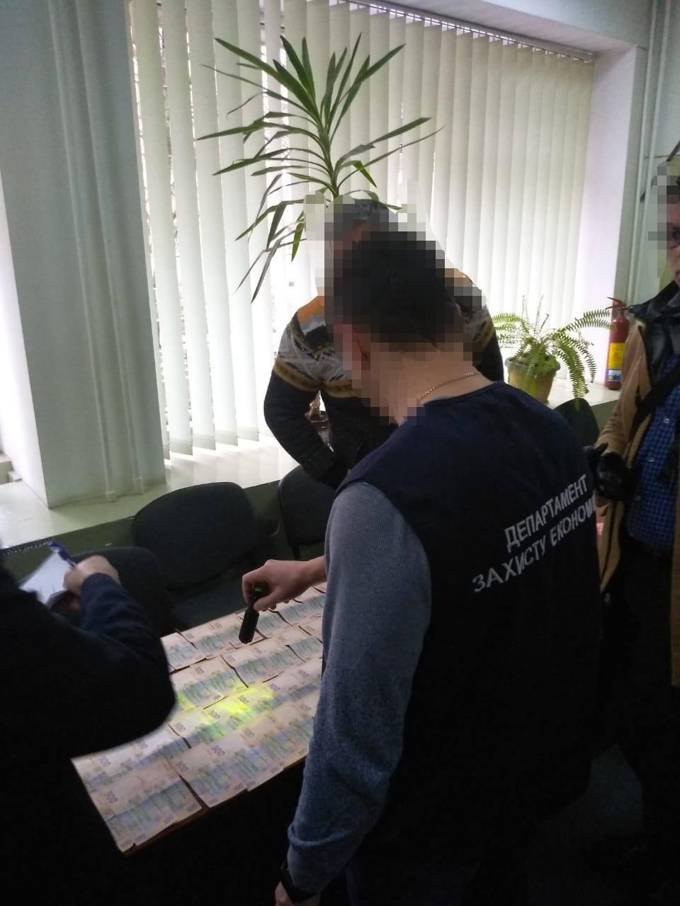 Затримані вимагали у підприємця 28 тисяч гривень / фото Facebook: Світлана Добровольська Затримані вимагали у підприємця 28 тисяч гривень / фото Facebook: Світлана Добровольська