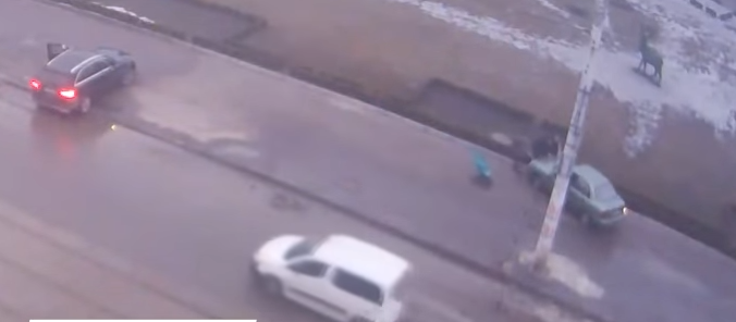 Авто наїхало на жінку / скрІншот