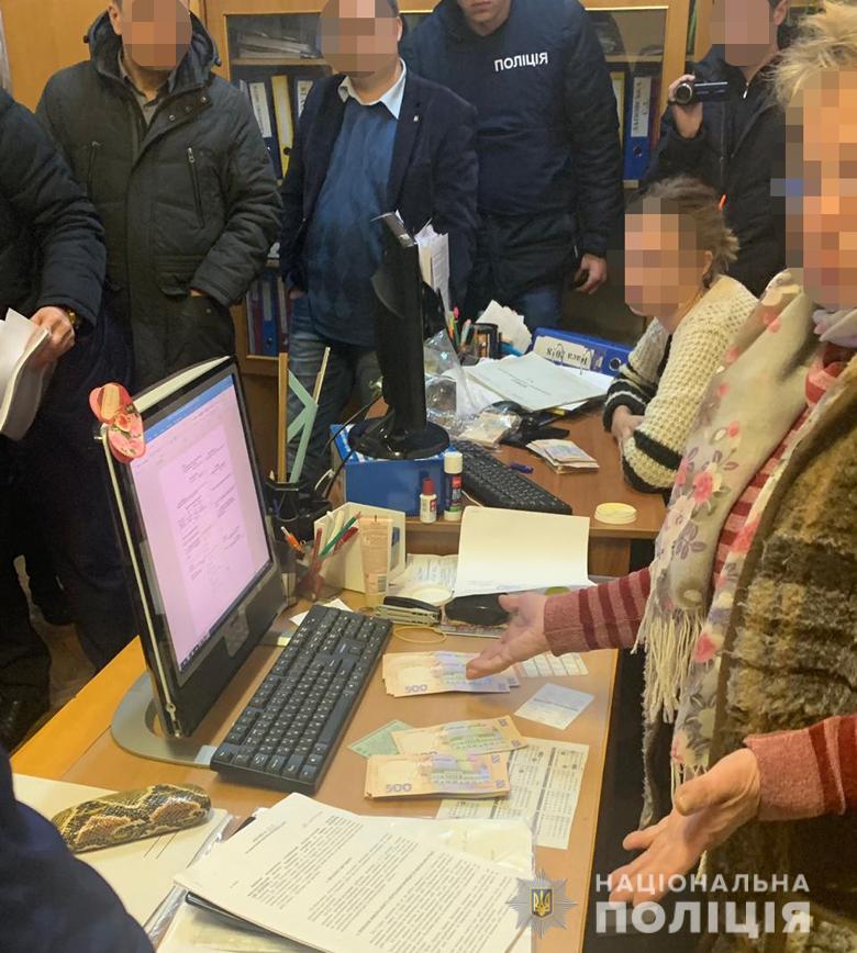 Чиновница требовала от заявителя 190 тыс. гривень / фото kyiv.npu.gov.ua Чиновница требовала от заявителя 190 тыс. гривень / фото kyiv.npu.gov.ua